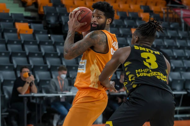 的竞争中脱 的竞争中脱